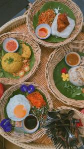 een tafel met vier borden eten erop bij Cana​ Garden​ House​ โฮมสเตย์​ in Ban Khok