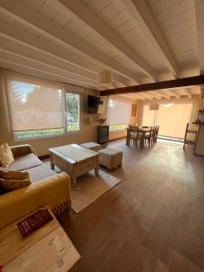 a living room with a couch and a table at El Foye in Villa La Angostura