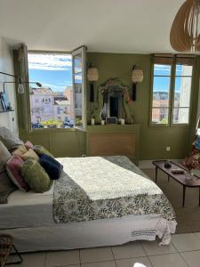 um quarto com uma cama grande e uma janela em Charmant studio sur la Venise provençale 32m2 em Martigues