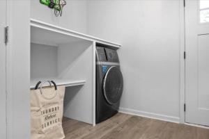 a washer and dryer in a corner of a room at Luxury Home by Dwntwn Forsyth Thunderbolt in Savannah