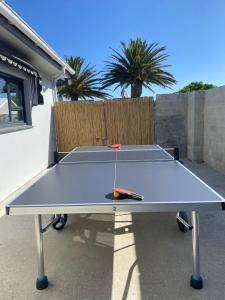 un tavolo da ping pong di fronte a una casa di Elephant Lodge a Hermanus