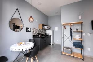 a dining room with a table and a mirror at Vila Harmonia Brotas in Brotas