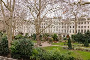 - un grand bâtiment blanc avec un parc en face dans l'établissement 6-bedroom LUX House next to Hyde Park &Marble Arch, à Londres