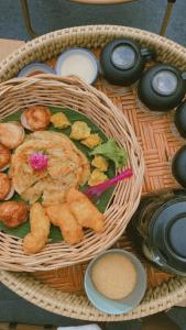 una cesta llena de comida encima de una mesa en CannaGarden2, en Ban Khok