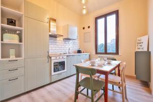 Kuchyň nebo kuchyňský kout v ubytování My Honeyed Corner