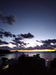 Blick auf den Sonnenuntergang über einem Wasserkörper in der Unterkunft Sunset in Kalymnos