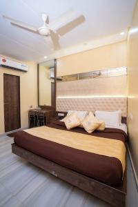 Postel nebo postele na pokoji v ubytování Hotel Royce Executive Near US Consulate, Bandra Kurla Complex