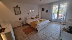 ein Schlafzimmer mit einem großen Bett und einem Fenster in der Unterkunft Villa de charme Mas de la Cigaline & chambres d'hôtes chez Dany 83 in Garéoult