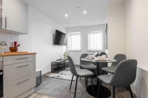 cocina y comedor con mesa y sillas en Contemporary 1 Bedroom Apartment in Central Hull, en Hull