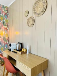 - une cuisine avec une table en bois et une cafetière dans l'établissement Motel Les Broussailles, à Mesves-sur-Loire