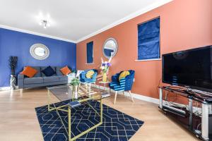 Wohnzimmer mit orangefarbenen und blauen Wänden in der Unterkunft The Woodlands in Horley