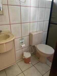 uma pequena casa de banho com WC e lavatório em Chácara Vista para Represa em Mogi das Cruzes