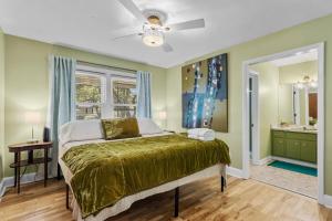 威爾明頓的住宿－Cargo District Vintage Vibes，一间卧室配有一张带绿色棉被的床