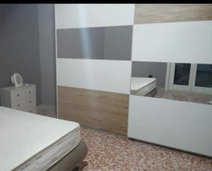 1 dormitorio con 2 camas y espejo en B&B La Dimora dei Professori en Lecce