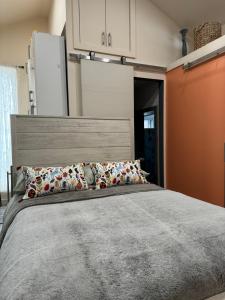 Un dormitorio con una cama grande con almohadas. en California guest house, en Greenwich