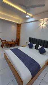 Ένα ή περισσότερα κρεβάτια σε δωμάτιο στο Hotel The Grand Jashi Residency