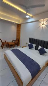 Postel nebo postele na pokoji v ubytování Hotel The Grand Jashi Residency