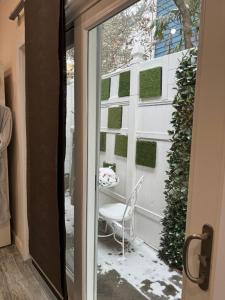 una puerta corredera de cristal con una silla en una habitación en California guest house, en Greenwich