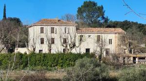 un vecchio edificio in mezzo a un campo di Studio Vintage dans la nature a Carnoules