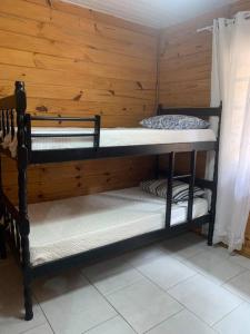 Bunk bed o mga bunk bed sa kuwarto sa Casa Rústica, piscina com aquecimento solar e SPA