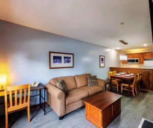 sala de estar con sofá y mesa en Allegheny241Hot/Tub/Pool,Ski In/Out,Village, en Snowshoe