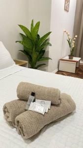 a bed with two towels and a remote control on it at Apartamento Copanema Subway Family HIR 27 in Rio de Janeiro