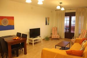 - un salon avec un canapé et une table dans l'établissement Gran Apartamento Andévalo, à El Cerro de Andévalo