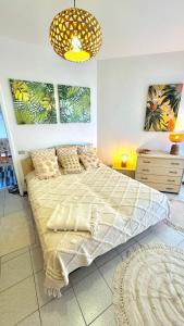ein Schlafzimmer mit einem großen Bett und einem Kronleuchter in der Unterkunft SeaView Fish2 in Lignano Sabbiadoro