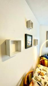 Zimmer mit einem Tisch und einem TV an der Wand in der Unterkunft SeaView Fish2 in Lignano Sabbiadoro + 3 Fotos
