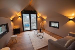 ein Wohnzimmer mit einem Sofa und einem TV in der Unterkunft Gîte Belle Vue in Thannenkirch