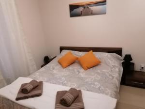 um quarto com uma cama com duas toalhas em JP apartment em Michaniona
