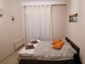 um quarto com uma cama com duas almofadas em JP apartment em Michaniona