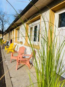 een groep stoelen buiten een gebouw bij Motel Les Broussailles in Mesves-sur-Loire