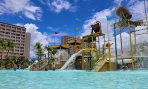 - un parc aquatique avec toboggan dans l'établissement Hot Beach Suites - Apartamento, à Olímpia