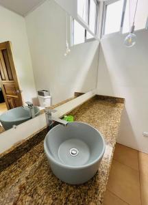 a bathroom with a bowl sink on a counter at Casita Miss Sam en el Centro de Puerto Viejo in Puerto Viejo
