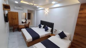 Postel nebo postele na pokoji v ubytování Hotel The Grand Jashi Residency