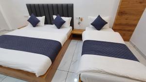 Postel nebo postele na pokoji v ubytování Hotel The Grand Jashi Residency