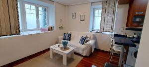 un soggiorno con divano e tavolo di Apartamento en Mioño a Castro-Urdiales