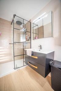 a bathroom with a sink and a shower at Le Central Vue Mer Clim Plage 2min Cosy Confort - Jetservices Conciergerie in La Grande-Motte