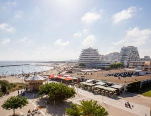 a view of a beach with buildings and the ocean at Le Central Vue Mer Clim Plage 2min Cosy Confort - Jetservices Conciergerie in La Grande-Motte