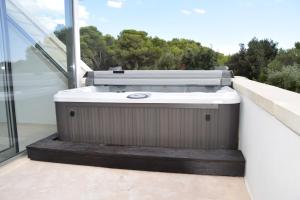 een hot tub aan de zijkant van een balkon bij La Vacia Boutique Country Resort in Pulsano