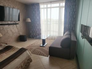 TV a/nebo společenská místnost v ubytování Grand Midia Resort, Sky level apartments