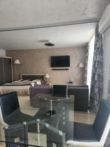 TV a/nebo společenská místnost v ubytování Grand Midia Resort, Sky level apartments
