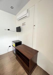 a room with a desk and a air conditioner at Apartamentos en el Centro de Puerto Viejo in Puerto Limón