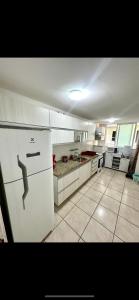 Una cocina o zona de cocina en Apartamento em Arraial do Cabo