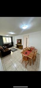 sala de estar con mesa y sofá en Apartamento em Arraial do Cabo, en Arraial do Cabo