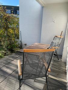 een stoel en een tafel op een veranda bij Dünenrose 21 in Norderney
