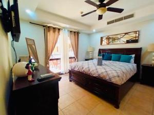 Postel nebo postele na pokoji v ubytování Apartamento de Lujo en Playa Jacó, Frente al Mar, Wifi, AC, Parqueo Privado y Piscinas