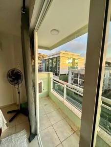 - Balcón con vistas a un edificio en Apartamento em Arraial do Cabo, en Arraial do Cabo