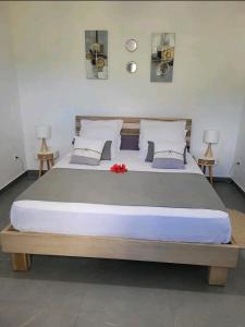 duże łóżko w pokoju z dwoma lampami w obiekcie Superbe appartement cosy neuf w mieście Saint-Martin
